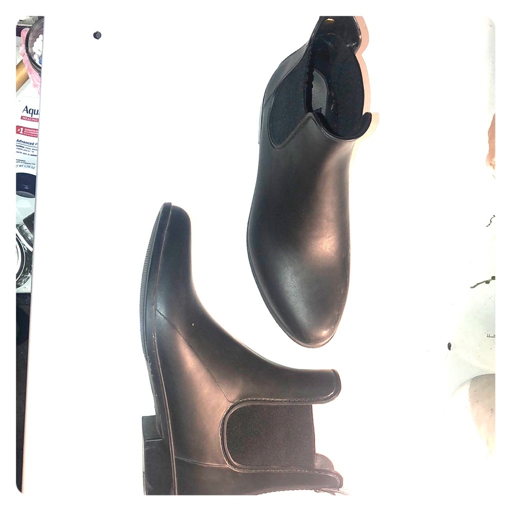Black Sam Edelman Chelsea style rain boots